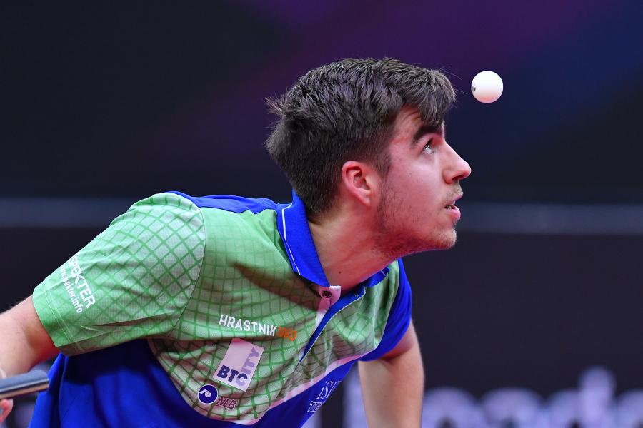 台高举双手 台高举双手